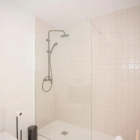 Liiiving In - Downtown Essence F Apartment